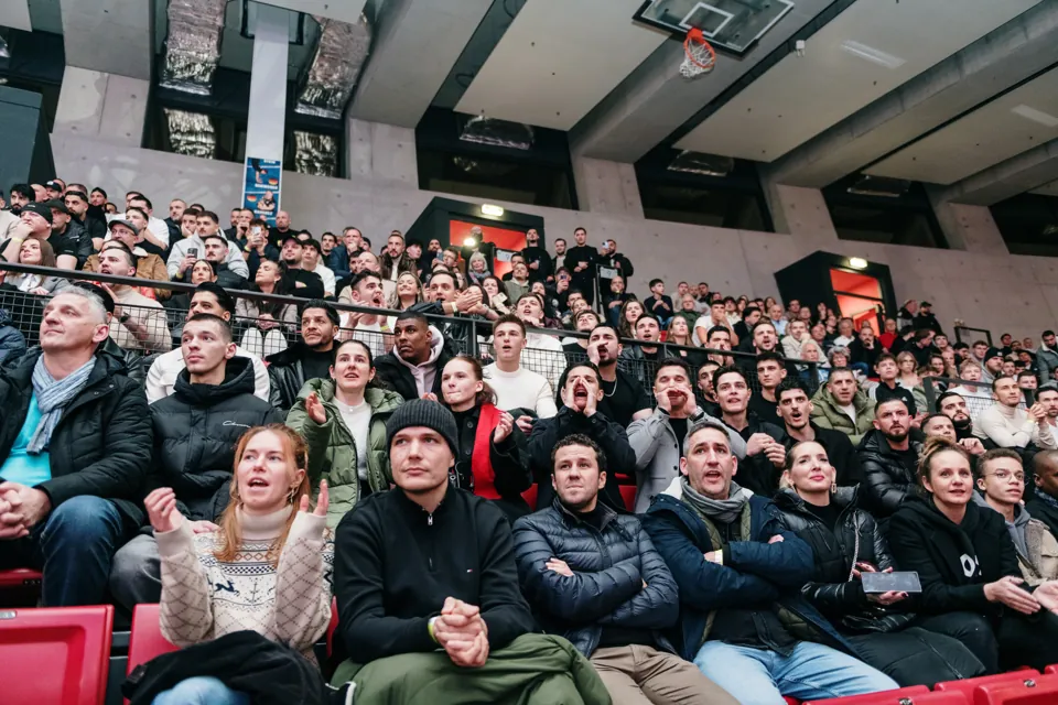 Die Boxring-Community verfolgt den Kampf von der Tribüne
