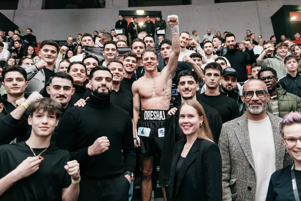 Fatlum inmitten der Boxring-Community nach dem Kampf