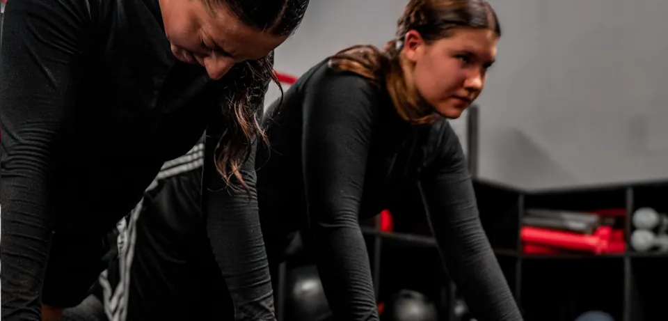 Coach begleitet eine junge Sportlerin