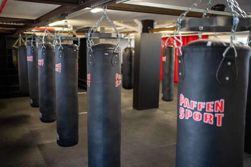 Sandsäcke und Trainingsfläche im Boxring Stuttgart