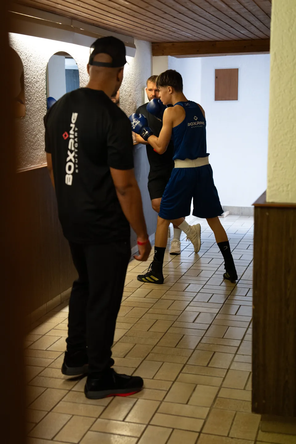 Coach begleitet einen Boxer bei der Vorbereitung