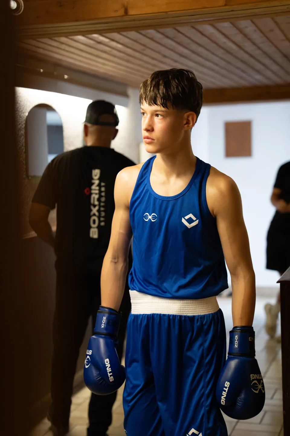 Boxer in blauem Wettkampftrikot bei der Vorbereitung