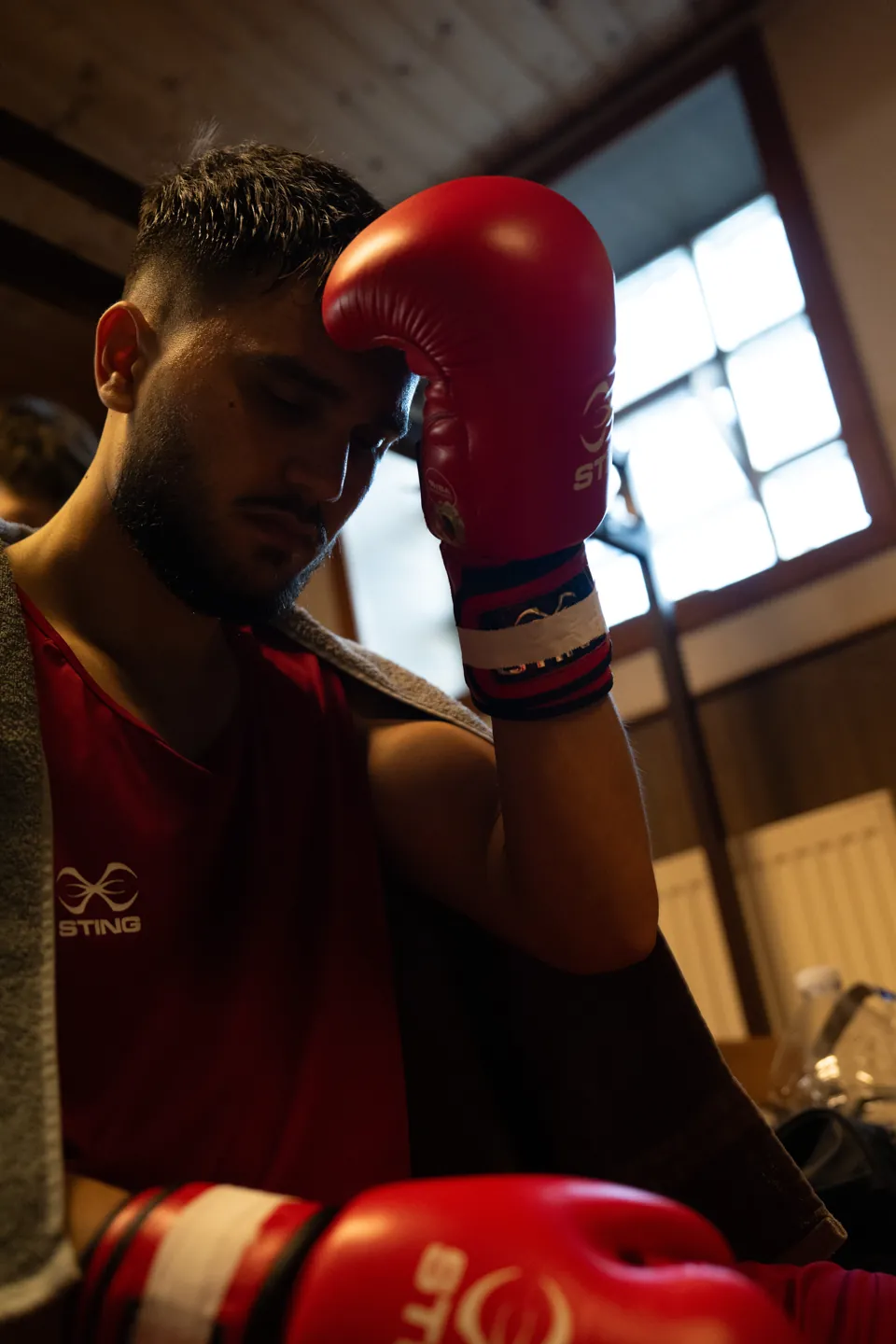 Boxer mit roten Handschuhen bei der Vorbereitung