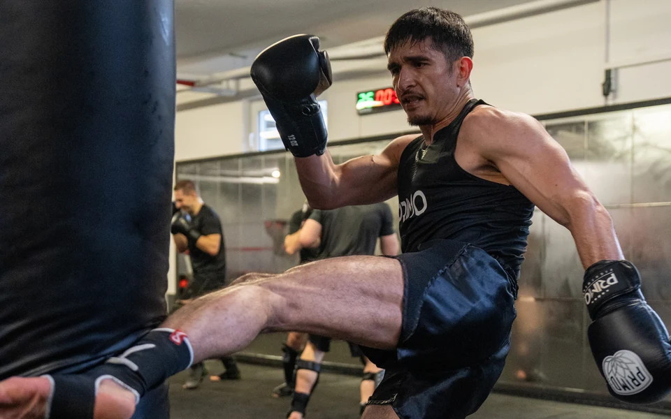 Kick beim Kickboxtraining am Sandsack
