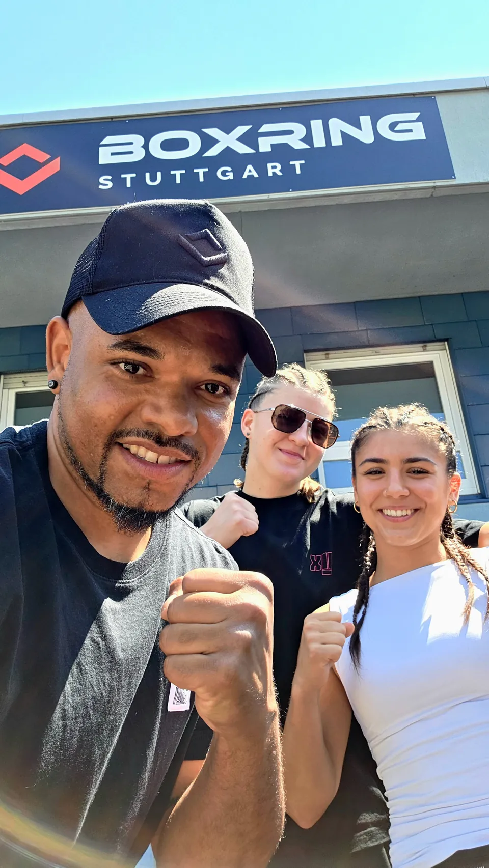 Anise und ihr Team vor dem Boxring-Gym im Juni 2025