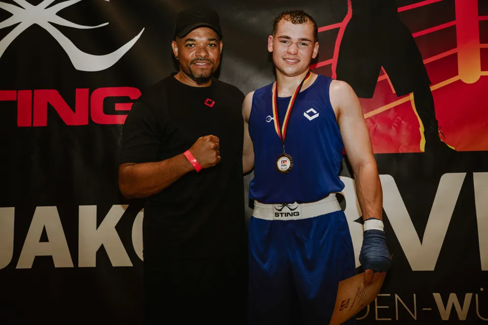 Boxring-Athlet mit Medaille und Coach bei der U23-Meisterschaft in Lahr