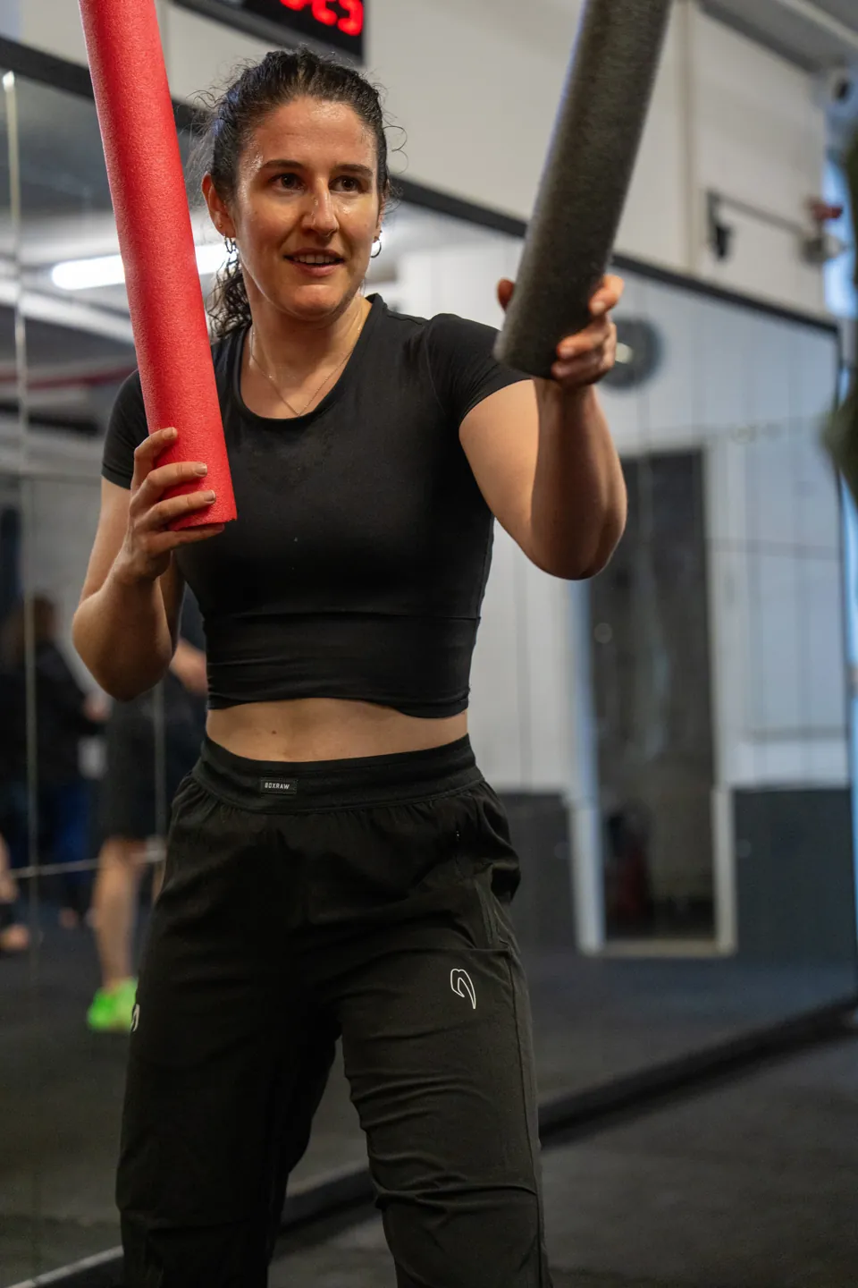 Sportlerin bei einer Koordinationsübung im Gym